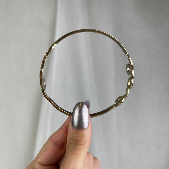 💕 NWOT Gold Tone LOVE Cursive Bangle Bracelet Size OS One Size - Picture 5 of 16